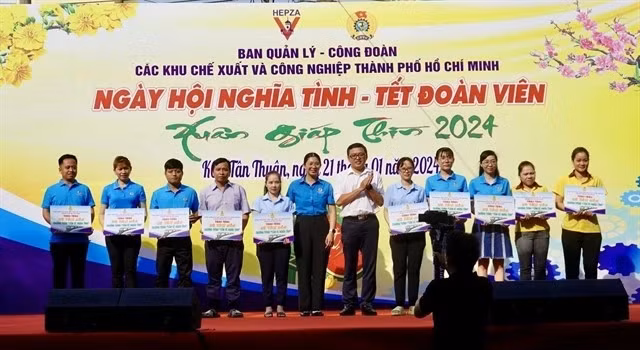 The Trade Union of the HCM City Export Processing and Industrial Zones Authority present train tickets for workers to return to their hometowns for 2024 Tet holiday. (Photo: VNA)