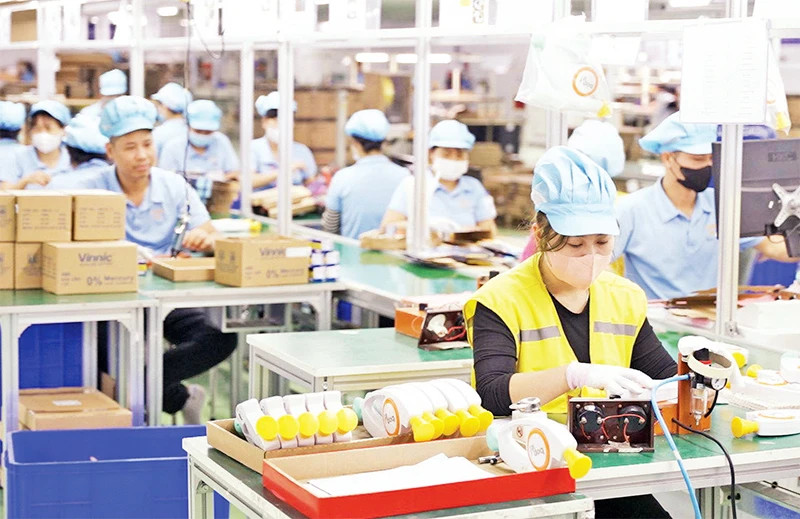 Workers of Moopo Vietnam Co., Ltd., Dong Van Industrial Park. (Photo: DAO PHUONG)