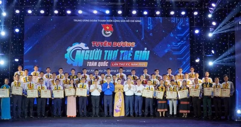 The 51 faces honoured this year come from many different professions, fields, and localities, but all have the aspiration to rise up, the spirit of dedication, and the determination to master professional skills in the new era.