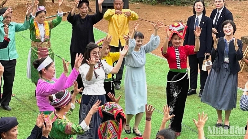 Madame Le Thi Bich Tran and Madame Ishiba Yoshiko visited the Viet Nam National Village for Ethnic Culture and Tourism.