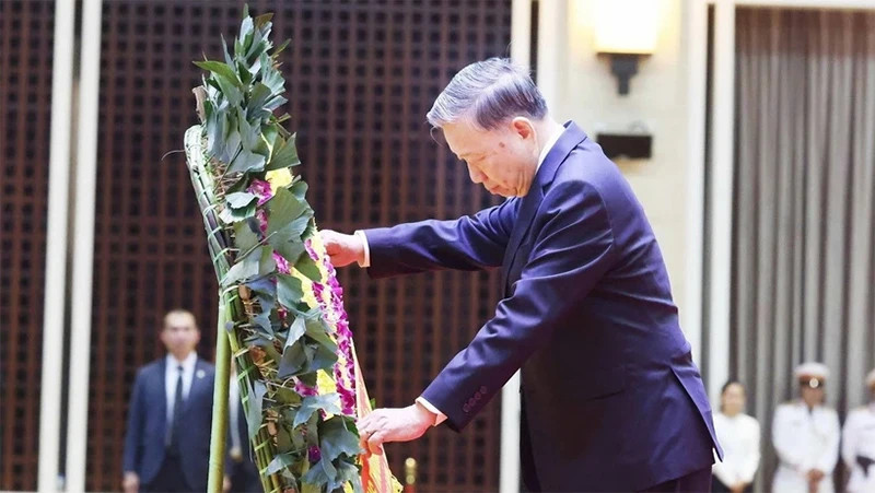 Party General Secretary To Lam leads a high-ranking delegation from the Communist Party and State of Vietnam to attend the funeral of Khamtay Siphandone, former President of the Lao People's Revolutionary Party Central Committee, former State President and former Prime Minister of Laos, on April 3. (Photo: VNA)
