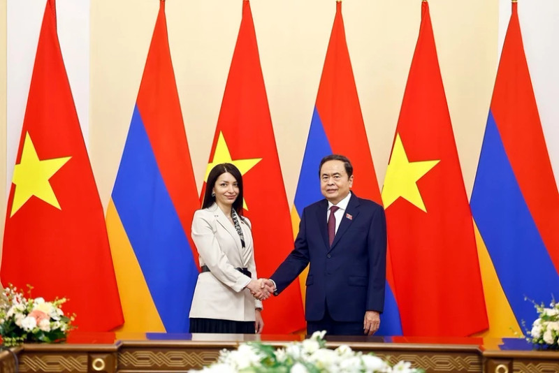 Chairman of the Vietnamese National Assembly Tran Thanh Man (R) and Hasmik Hakobyan, Chairwoman of the Armenia – Vietnam Parliamentary Friendship Group, in Yerevan on the morning of April 3 (local time). (Photo: VNA)