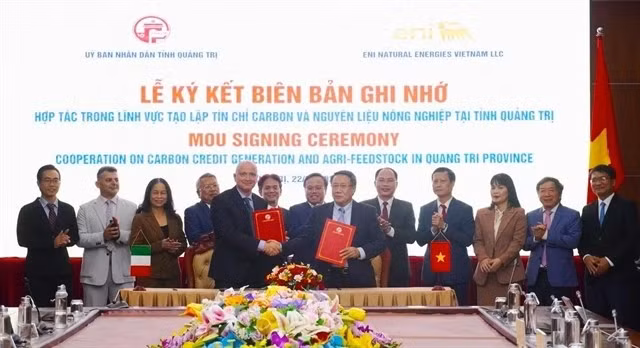 Ha Sy Dong, acting Chairman of the Quang Tri People's Committee, and Giacomo Spadini, CEO of ENI Natural Energies Vietnam LLC, sign a memorandum of understanding on January 22. (Photo: baodautu.vn)