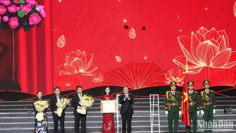 NA Chairman Tran Thanh Man presents the First-Class Labour Order as a reward from the Party and State to the Party Committee, administration and people of Quang Ngai Province.
