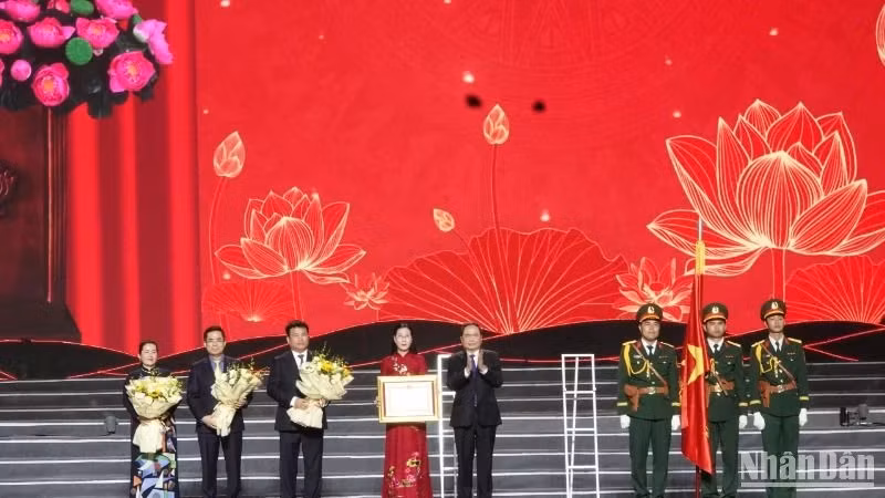 NA Chairman Tran Thanh Man presents the First-Class Labour Order as a reward from the Party and State to the Party Committee, administration and people of Quang Ngai Province.