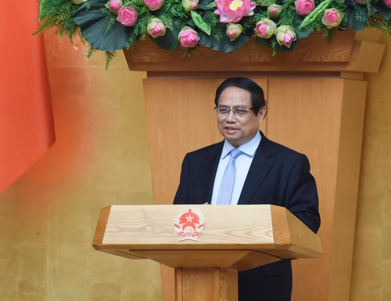 Prime Minister Pham Minh Chinh speaks at the meeting.