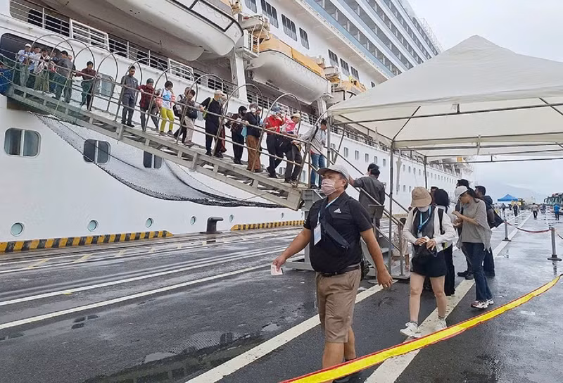 A cruise ship docks at Tien Sa Port, Da Nang City. (Photo: THU HA)