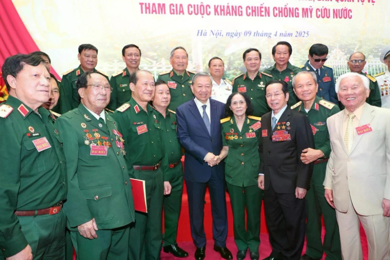 Party General Secretary To Lam receives war or peace, war veterans, former youth volunteers and militia members in Hanoi on April 9 (Photo: VNA)