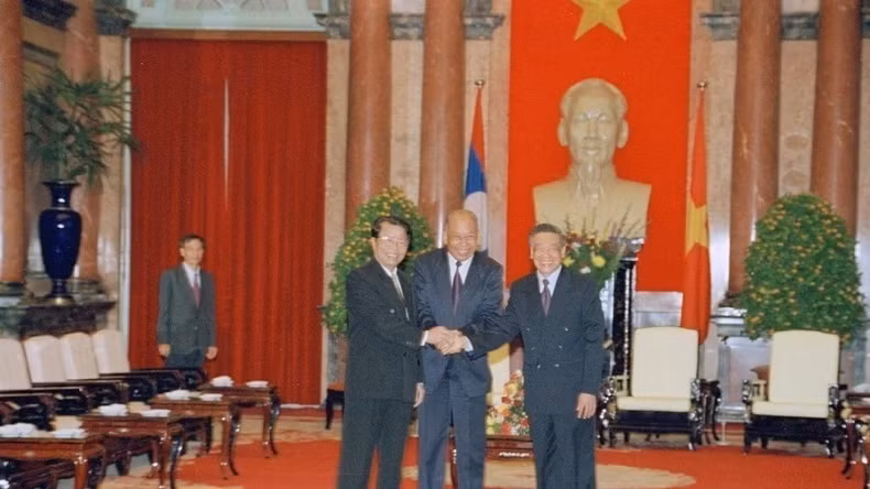 Party General Secretary Le Kha Phieu, President Tran Duc Luong and Khamtay Siphandone, President of the Lao People’s Revolutionary Party (LPRP) Central Committeeand President of Laos, at the Presidential Palace on January 4, 1999. (Photo: Nguyen Khang/VNA)