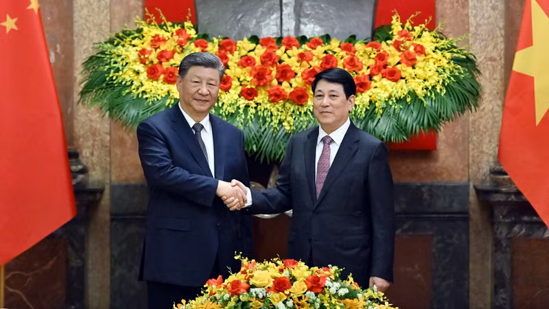 State President Luong Cuong (R) and General Secretary of the Communist Party of China (CPC) Central Committee and President of China Xi Jinping. (Photo: NDO)