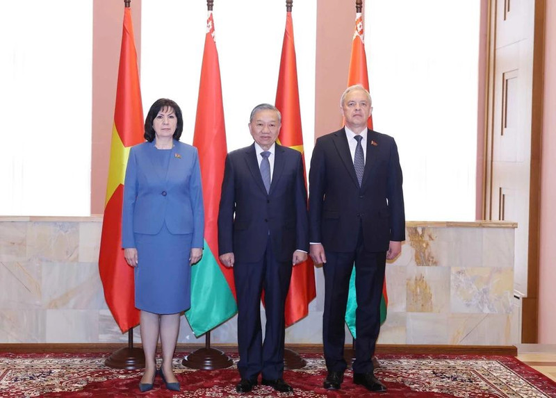 Party General Secretary To Lam (centre), Speaker of the Council of the Republic of the National Assembly Natalya Kochanova (L) and Chairman of the House of Representatives of NA Igor Sergeyenko (R) (Photo: VNA)
