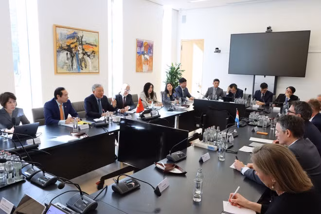 The working session bewteen Permanent Deputy PM Nguyen Hoa Binh (third from left) and the Luxembourg for Finance (Photo: VNA)