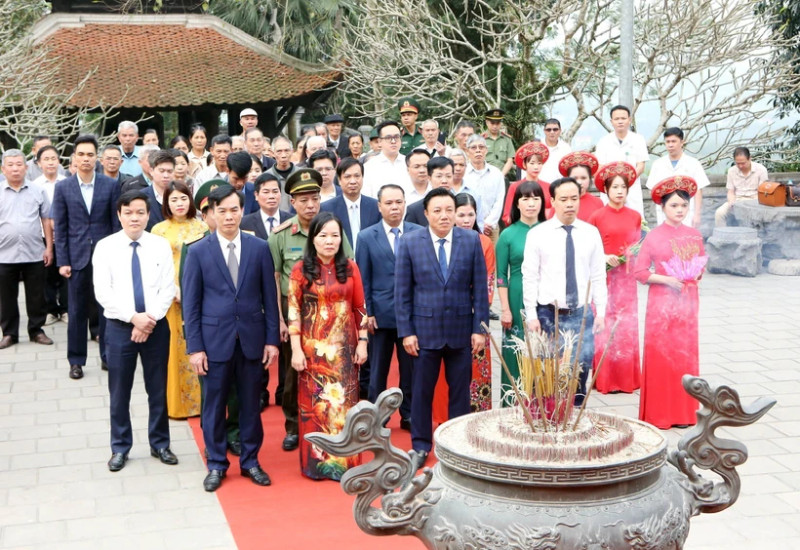 Vice Chairman of the Phu Tho provincial People's Committee Nguyen Huy Ngoc and other delegates offer incense at the Mau Au Co Temple. (Photo: VNA)