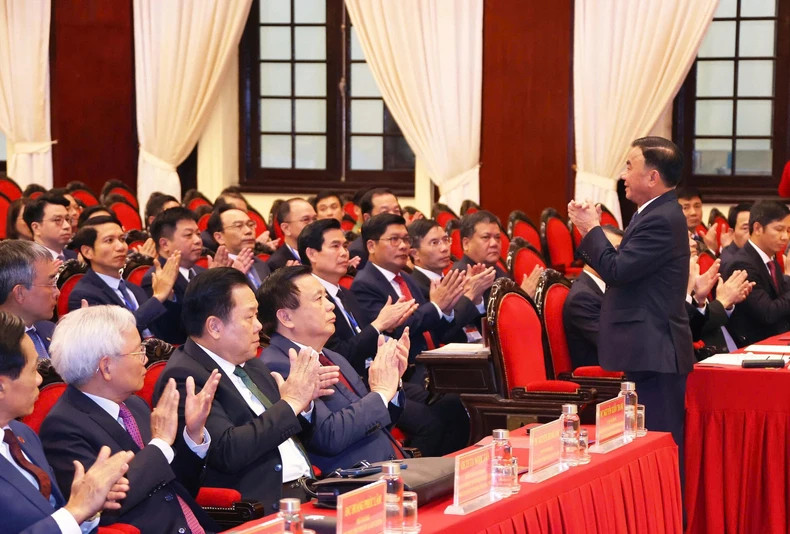 Politburo Member cum Permanent Member of the Secretariat Tran Cam Tu attends the opening ceremony. (Photo: VNA)