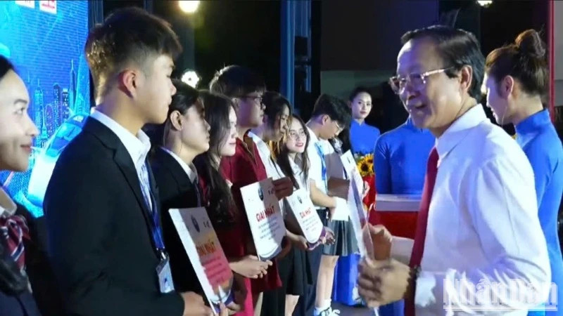 Deputy Minister of Education and Training Pham Ngoc Thuong presents the First Prize to the students.