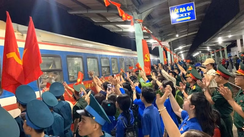 A large number of officers and people of Dong Nai Province see off the officers and soldiers participating liberation and national reunification celebrations to their units.