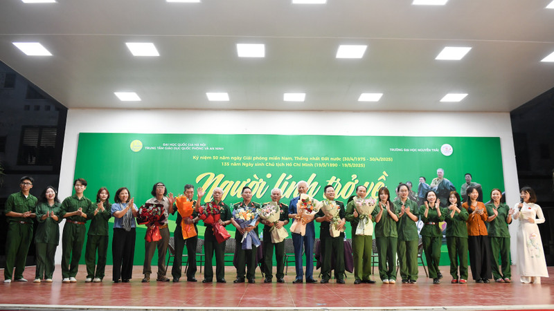 Students present flowers to historical witnesses.