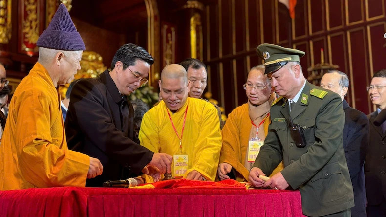 The seal opening ceremony at Yen Tu Spring Festival.