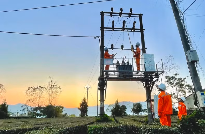 Workers of Tan Uyen District Power Company handle a transformer station incident. (Photo: Tran Tuan)