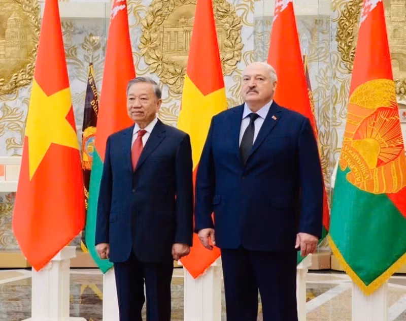 General Secretary of the Communist Party of Viet Nam Central Committee To Lam (left) and Belarusian President Aleksandr Lukashenko in Minsk on May 12, 2025 (Photo: VNA)