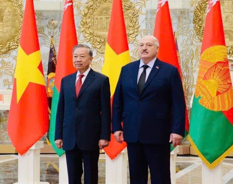 General Secretary of the Communist Party of Viet Nam Central Committee To Lam (left) and Belarusian President Aleksandr Lukashenko in Minsk on May 12, 2025 (Photo: VNA)
