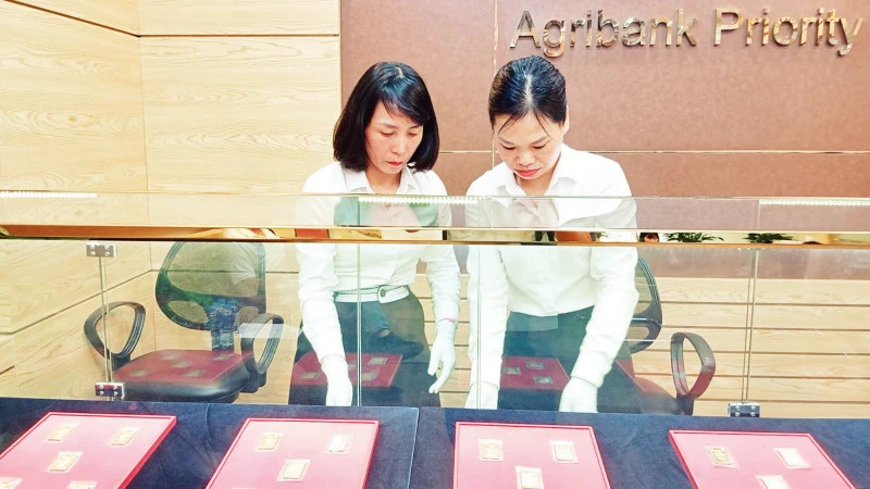 Gold bars are sold at a branch of Agribank. (Photo: Thuy Anh)