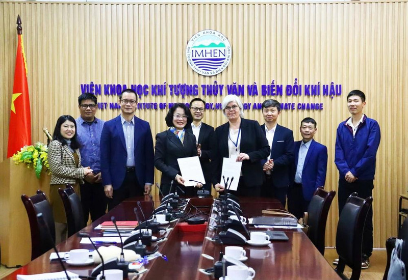 The signing ceremony of the IMHEN and VITO's MoU in Hanoi on March 31. (Photo: imh.ac.vn)