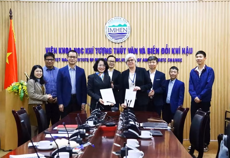 The signing ceremony of the IMHEN and VITO's MoU in Hanoi on March 31. (Photo: imh.ac.vn)