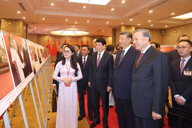 Party General Secretary To Lam (first, right) and President Luong Cuong (third, right), and Party General Secretary and President of China Xi Jinping (second, right) view a photo exhibition “75 years of Vietnam-China diplomatic relations”, jointly organised by the Vietnam News Agency, the Xinhua News Agency and the Vietnam Union of Friendship Organisations. (Photo: VNA)