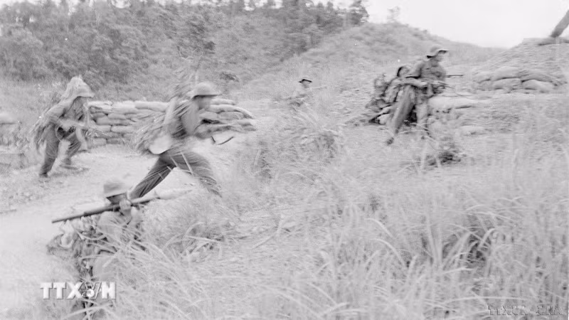 The 3rd Company, 7th Battalion of the Tri-Thien Liberation Army practices attacking the enemy in fortifications. (Photo: VNA)