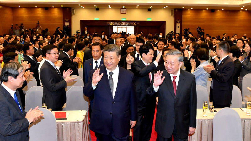 General Secretary of the Communist Party of China (CPC) Central Committee and President of China Xi Jinping (L), General Secretary of the Communist Party of Vietnam Central Committee To Lam (R) and delegates at the Vietnam-China people’s friendly meeting. (Photo: NDO)