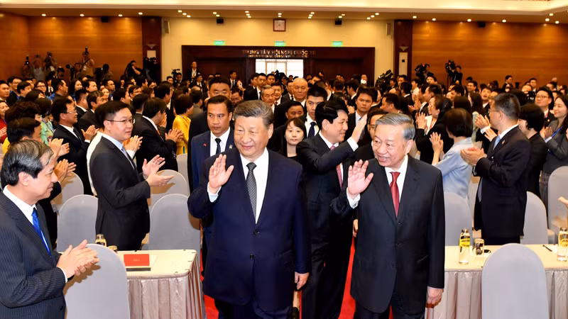 General Secretary of the Communist Party of China (CPC) Central Committee and President of China Xi Jinping (L), General Secretary of the Communist Party of Vietnam Central Committee To Lam (R) and delegates at the Vietnam-China people’s friendly meeting. (Photo: NDO)