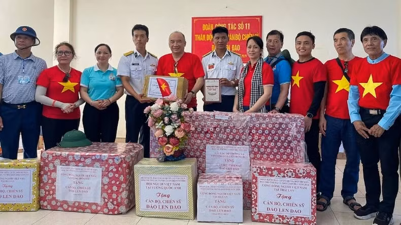 Overseas Vietnamese present gifts to island officers and soldiers in Len Dao.