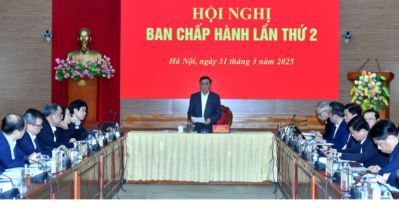 Tran Cam Tu, Politburo member, permanent member of the Secretariat, Secretary of the Party Committee of the Central Party Agencies speaks at the meeting.