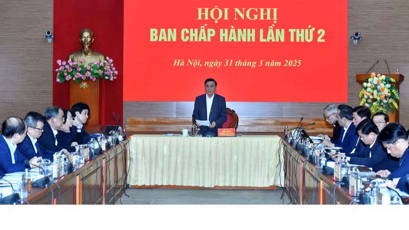 Tran Cam Tu, Politburo member, permanent member of the Secretariat, Secretary of the Party Committee of the Central Party Agencies speaks at the meeting.