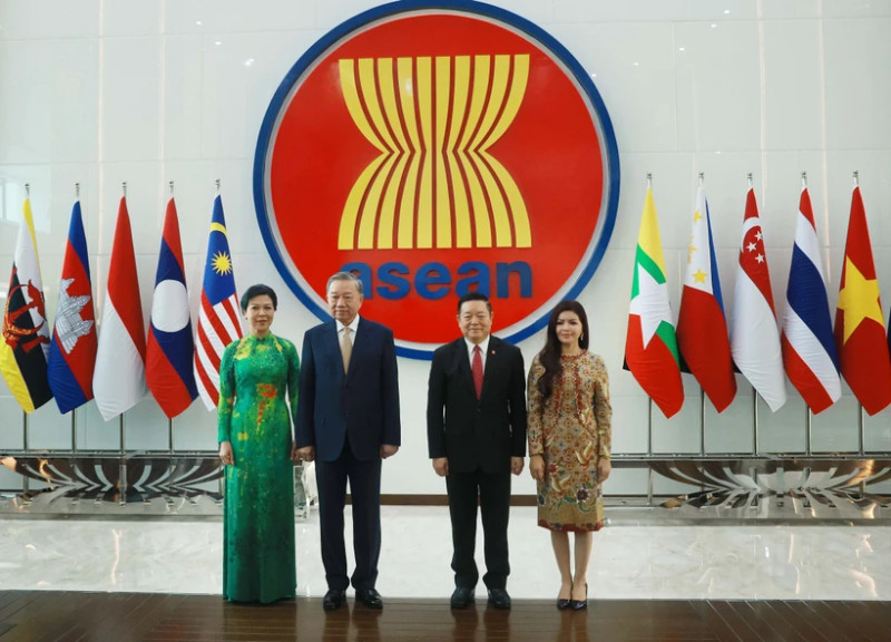 Party General Secretary To Lam (second, left) and his spouse Ngo Phuong Ly (first, left) visit the ASEAN Secretariat on March 10. (Photo: VNA)