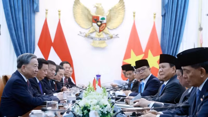 General Secretary of the Communist Party of Vietnam (CPV) Central Committee To Lam holds talks with Indonesian President Prabowo Subianto in Jakarta on March 10. (Photo: VNA)