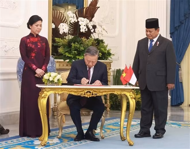 Party General Secretary To Lam signs the guestbook at the Presidential Palace in Jakarta on March 10 (Photo: VNA)
