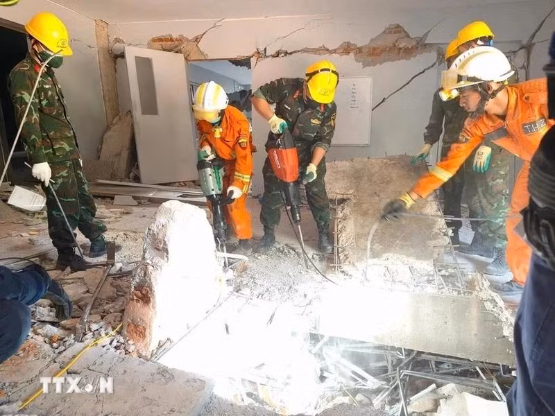 Vietnamese team locates quake victims (Photo: VNA)