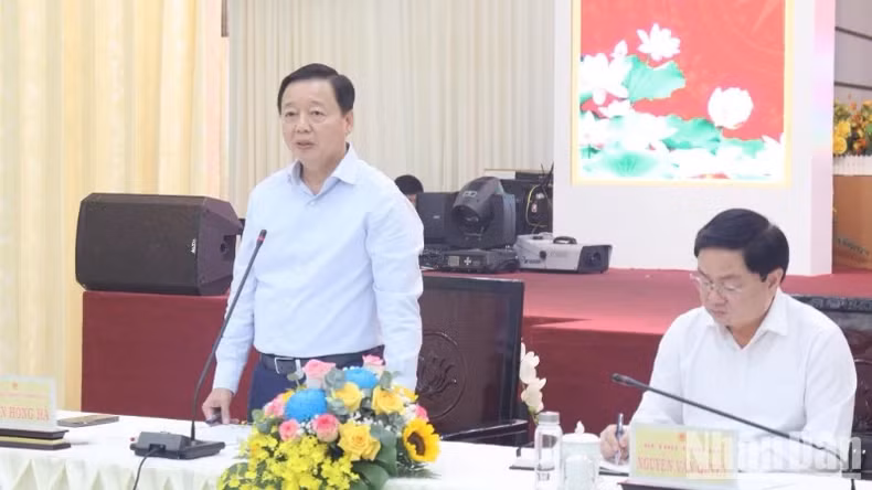 Deputy PM Tran Hong Ha speaks at the session.