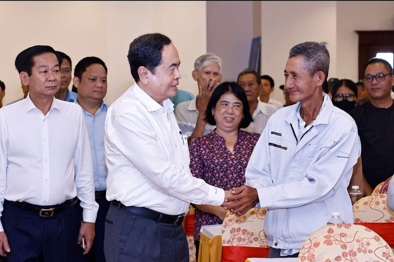 National Assembly Chairman Tran Thanh Man with the delegates. (Photo: VNA) 