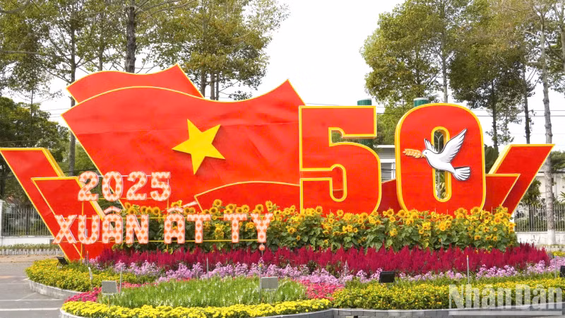 The large scene recreats the image of the Vietnamese flag affirming the spirit of national solidarity and development.