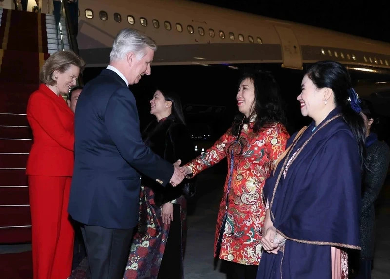 Belgian King Philippe (L) and Queen Mathilde are welcomed at the Noi Bai International Airport on March 31. (Photo: VNA)