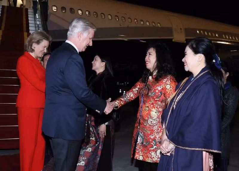 Belgian King Philippe (L) and Queen Mathilde are welcomed at the Noi Bai International Airport on March 31. (Photo: VNA)