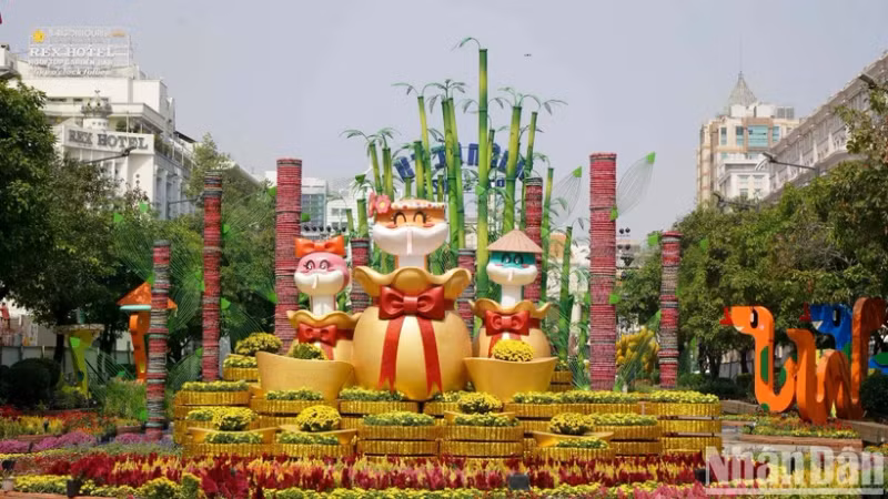 Decorations celebrating the Year of the Snake on Nguyen Hue pedestrian street in Ho Chi Minh City (Photo: NDO)