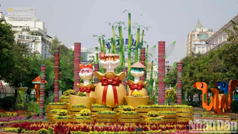 Decorations celebrating the Year of the Snake on Nguyen Hue pedestrian street in Ho Chi Minh City (Photo: NDO)