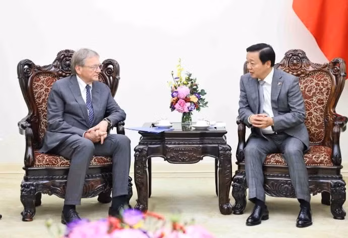 Deputy Prime Minister Tran Hong Ha (R) receives Boris Yuryevich Titov, Special Envoy of the Russian President for relations with International Organisations for the Achievement of Sustainable Development Goals in Hanoi on January 15. (Photo: VNA)