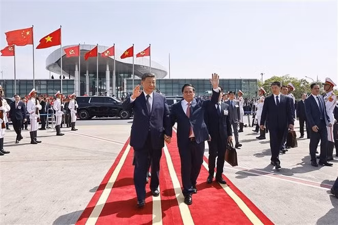 Prime Minister Pham Minh Chinh (right, front) bids farewell to General Secretary of the Communist Party of China (CPC) Central Committee and President of China Xi Jinping at the Noi Bai International Airport in Hanoi on April 15 afternoon. (Photo: VNA) Prime Minister Pham Minh Chinh (right, front) bids farewell to General Secretary of the Communist Party of China (CPC) Central Committee and President of China Xi Jinping at the Noi Bai International Airport in Hanoi on April 15 afternoon. (Photo: VNA)