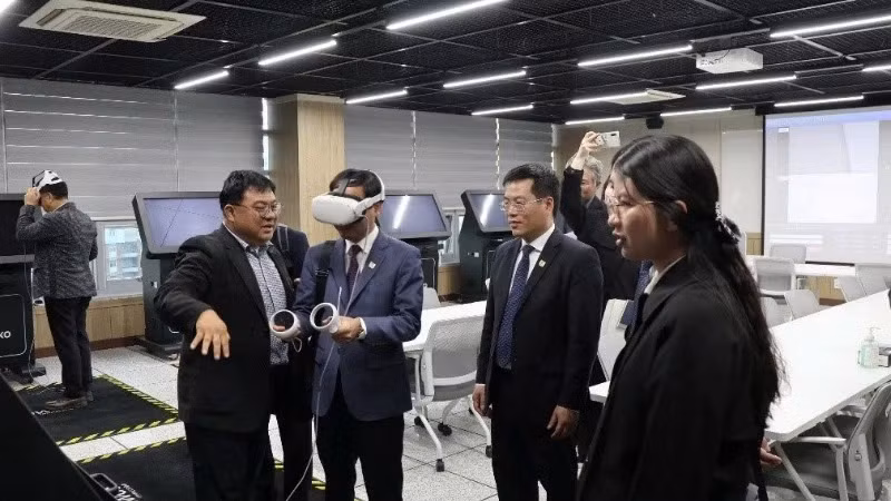 Electric Power University staff learn about the virtual semiconductor microprocessor laboratory in a cooperation programme with Polytechnic University V-Gwangju campus in the Republic of Korea.