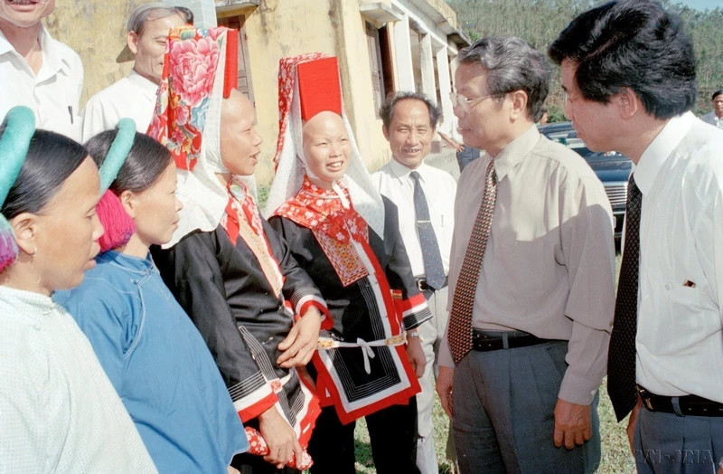 President Tran Duc Luong talked with ethnic people in Phong Du Commune, in the mountainous district of Tien Yen (Quang Ninh), 1997. (Photo: Trong Nghiep/VNA)
